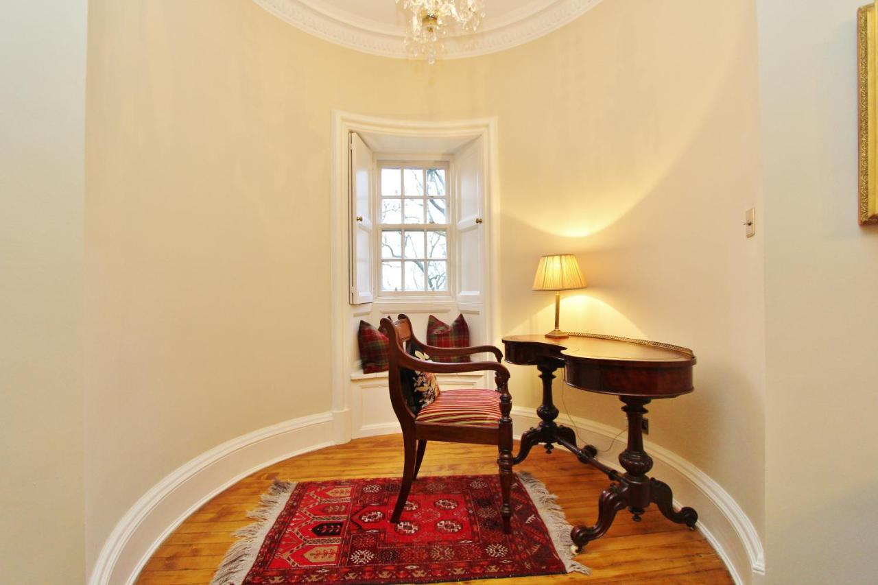 Ramsay Garden - Spacious 3-Bedroom Apartment Next To Edinburgh Castle EDI Exterior photo
