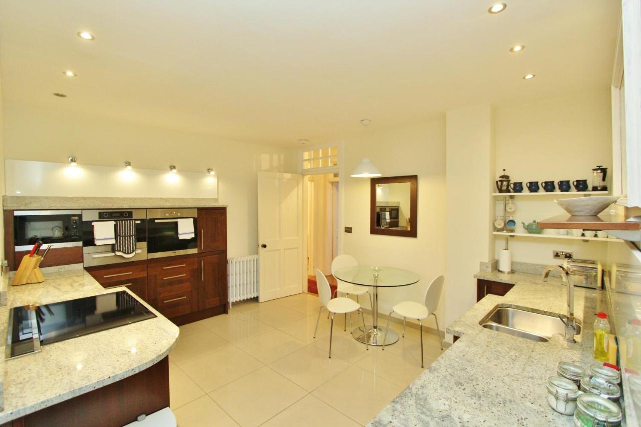 Ramsay Garden - Spacious 3-Bedroom Apartment Next To Edinburgh Castle EDI Exterior photo